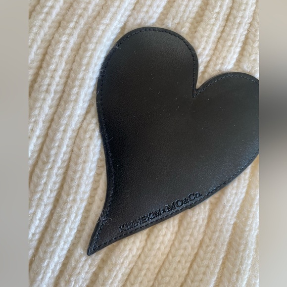 Kimhēkim woman’s White V-Neck Vest wool kimhekim - Picture 4 of 6